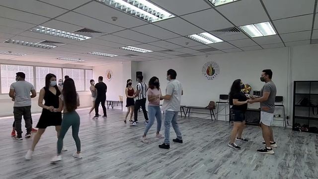 Bachata Singapore beginner partner class demo to Dama - El Canto de La Sirena смотреть онлайн