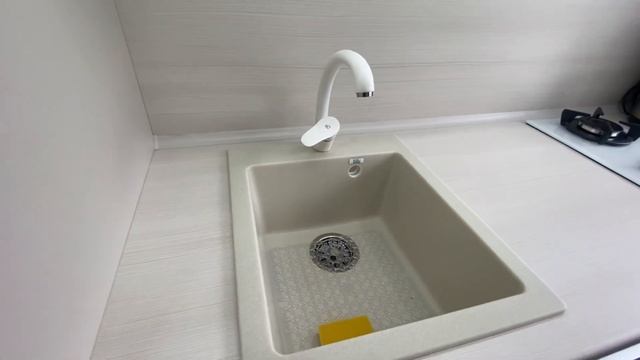 ОБЗОР КУХНИ. ГРАМОТНОЕ РЕШЕНИЕ ДЛЯ МАЛЕНЬКОЙ КУХНИ. СТОЛЕШНИЦА КАК ПРОДОЛЖЕНИЕ ПОДОКОННИКА. смотреть онлайн