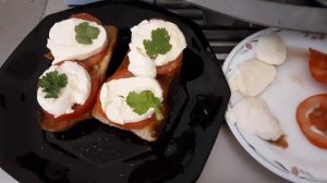 Хрустящие гренки/бутерброды с моцареллой и томатами. Париж.