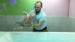 Грудничковое плавание в Перми, занятие с малышом в ванне