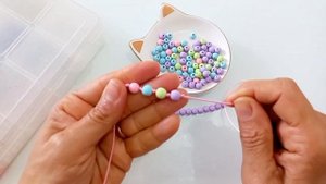 браслет из бусин для девочки. красиво и легко.