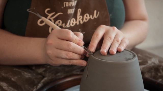 Чайник за гончарным кругом из шамотный глины