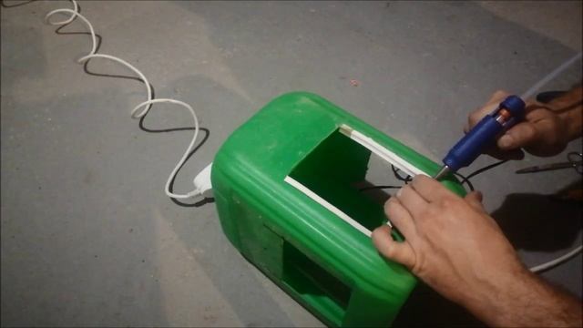 Как сделать кормушку для птиц из канистры смотреть онлайн