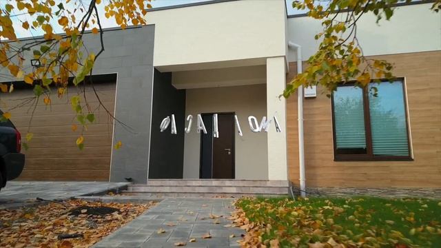 Дом С ПЛОСКОЙ КРЫШЕЙ в стиле Хай-Тек. Одноэтажный дом с гаражом. Строительство домов