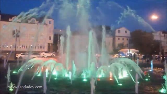 Музыкальный фонтан на набережной в Астрахани. смотреть онлайн