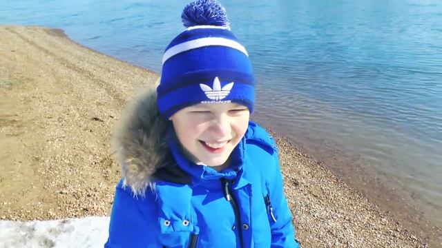 #Влог прогулка по айсбергу у реки Рыбаки #VLOG walk with dad at the river смотреть онлайн