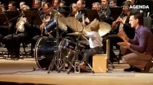 Маленький мальчик Лёня Шиловский круто сыграл на барабанах!