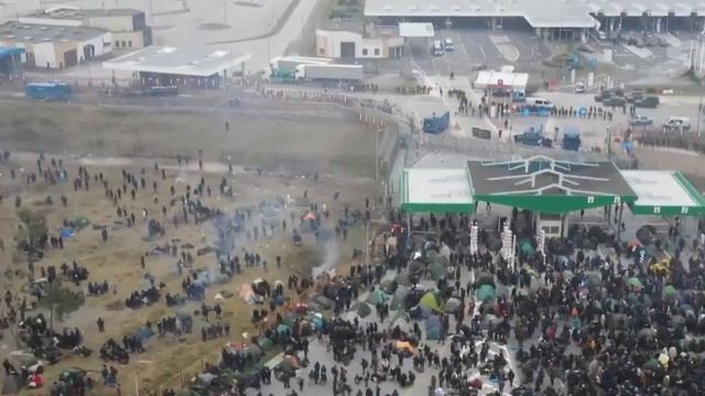 #граница #мигранты Польша обвинила Белоруссию в снабжении мигрантов гранатами для штурма границы смотреть онлайн