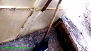 Убираю талую воду на входе в теплицу.