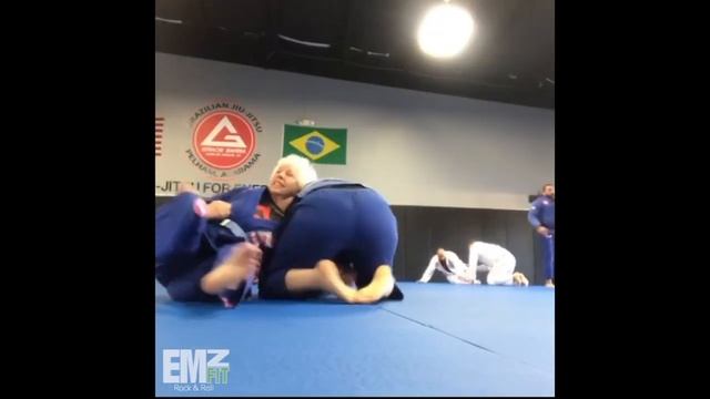 Jiu Jitsu Grandma kicks ass - Rock n Roll Series - Ep 1 - Emzfit