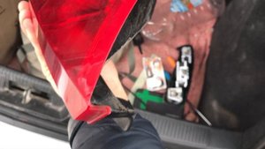 Заміна лампи повторювач стоп-сигналу , заднього поворотника R5W / Fiat Grande punto