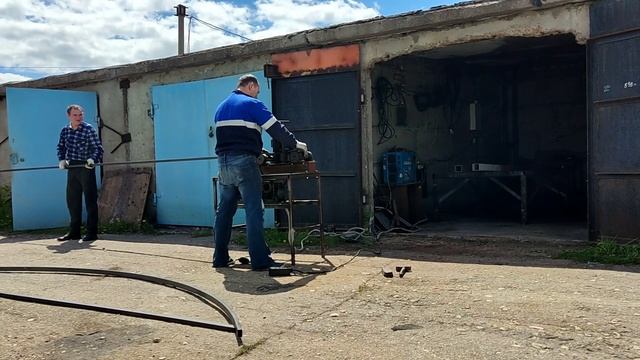 Навес для автомобилей , прокатка трубы, навес из поликарбоната.