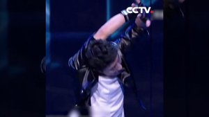 Молодой человек удивил всех зрителей потрясающим танцем и гибкостью|CCTV Русский