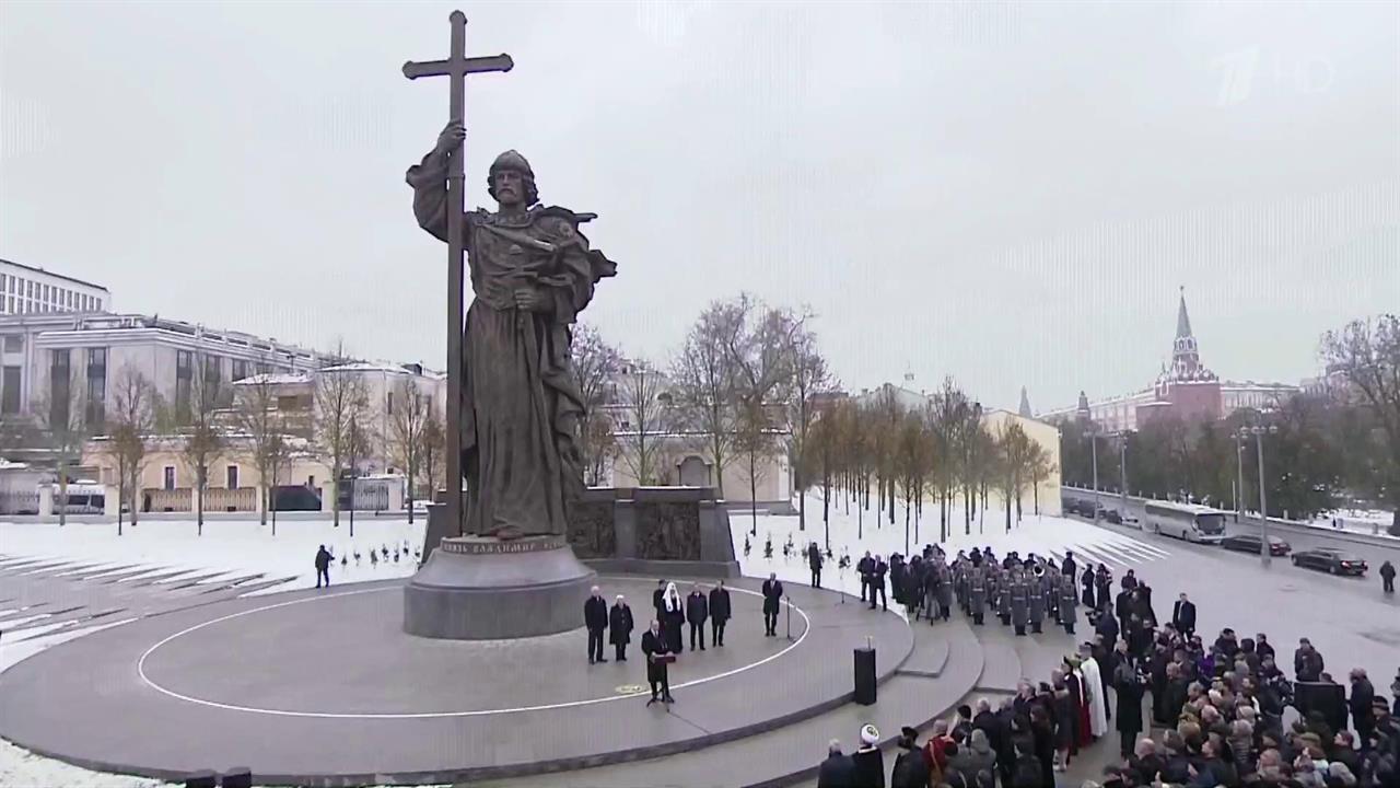 Памятник князю владимиру в москве на боровицкой площади фото