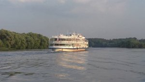 Теплоход Бородино Проект: 305, тип Дунай идет вниз по Москва-реке
