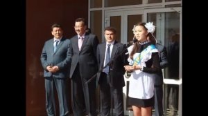 Школьницы танцуют на последнем звонке