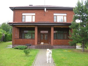 Коттедж на Новой Риге с цветными пластиковым окнами и дверями.