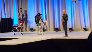 Робот Boston Dynamics смешно упал со сцены во время презентации