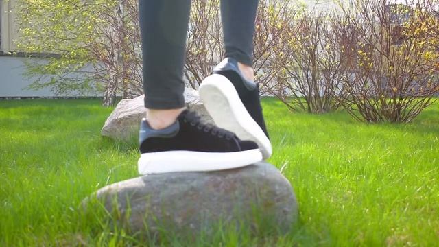 Видеообзор кед Alexander Mcqueen черно-белого цвета от магазина Mcqueenoutlet ru смотреть онлайн