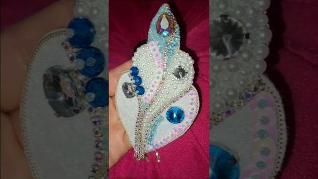 Брошь из бусин, эполеты из бусин