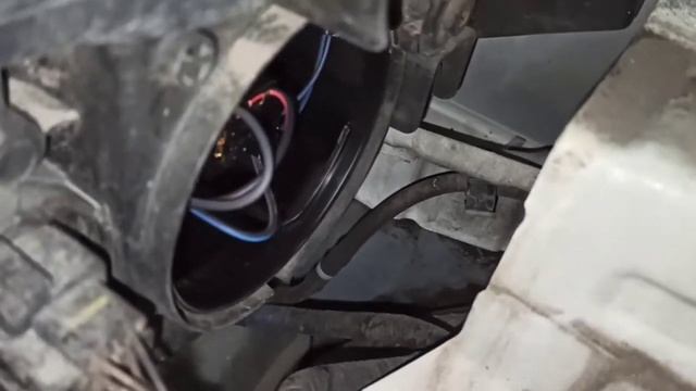 Киа Рио 4 двигатель 1.4 АТ. Замена лампочек в передних фарах. смотреть онлайн