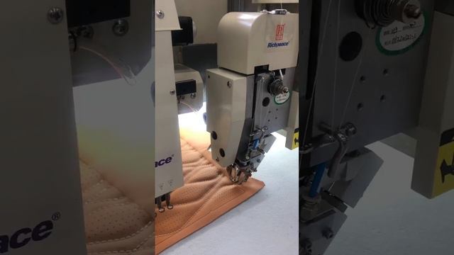 Kárpitozás Üléshuzat varrógép Polstring Sædebetræk syningsmaskine Stroj na šití potahu sedadla смотреть онлайн