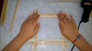 САМОДЕЛЬНАЯ РАМКА ИЗ ДЕРЕВЯННЫХ ПАЛОЧЕК
