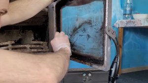 Чистка каминного стекла от копоти. Запущенный случай, тест средства AURA.