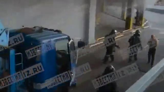 Захватывающие кадры спасения грузовика из горящего рынка Синдика смотреть онлайн