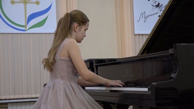 Играет Анастасия Логинова (13 лет). К.Дебюсси."Прерванная серенада"