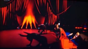 Мадонна упала со сцены. madonna falls off stage at the Brits awards.