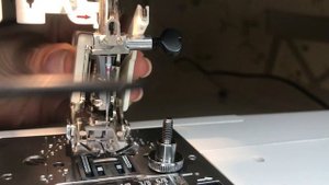 Как установить шагающую лапку. Верхний транспортер Janome. Горизонтальный челнок