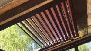 Раздвижная крыша из алюминиевых ламелей.