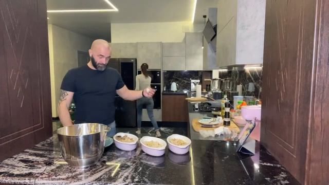 Этот рецепт я еще не видела!Гратен с грибами,индейкой,соусом Бешамель,сыром пармезан;салат коул сло