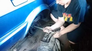 Замена  заднего тормозного барабана на Ауди 80 В2