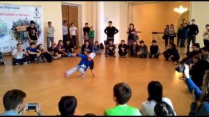 девочка танцует  брейк данс      Break-dance. the girl dances 11 октября 2015 Adema07
