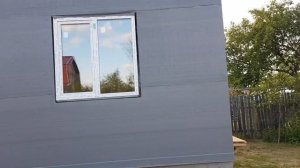 Подшиваю пол в каркаснике, утепляю стены, устанавливаю окна