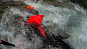 Насадили груженый пакрафт biluta expedition на полном ходу на каменный крюк в бурном потоке
