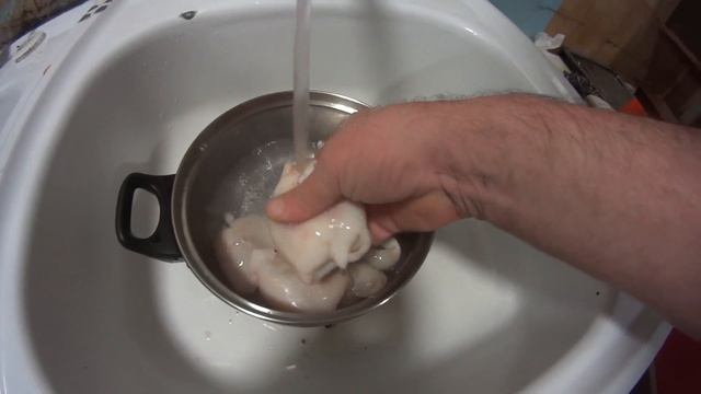 КАК БЫСТРО ОЧИСТИТЬ КАЛЬМАРА. смотреть онлайн