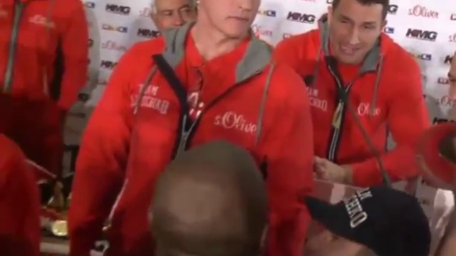 Охранники спасли Кличко от расправы на пресс-конференции смотреть онлайн