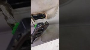 Volvo S40 2005 год снятие обшивки (карта) двери.