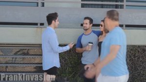 ПОЦЕЛОВАТЬСЯ ДЕВУШКОЙ ПРИ РОДИТЕЛЕЙ пранк!
