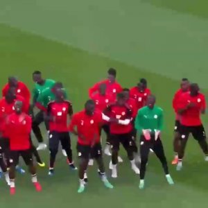 Сенегальские футболисты станцевали на тренировке