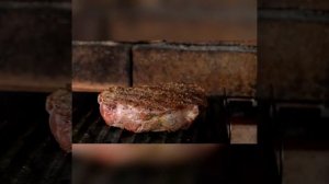 Шеф-повар готовит на каменном гриле стейк с картошкой - Рецепт