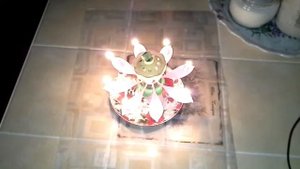 Свеча музыкальная в виде раскрывающегося цветка