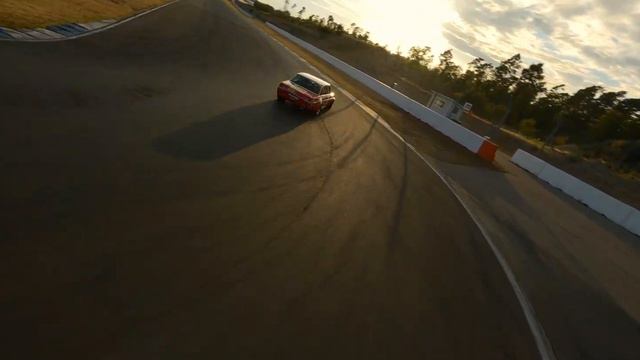 Racing Drones vs. Mercedes 300 SEL 6.3 "Rote Sau" // FPV смотреть онлайн