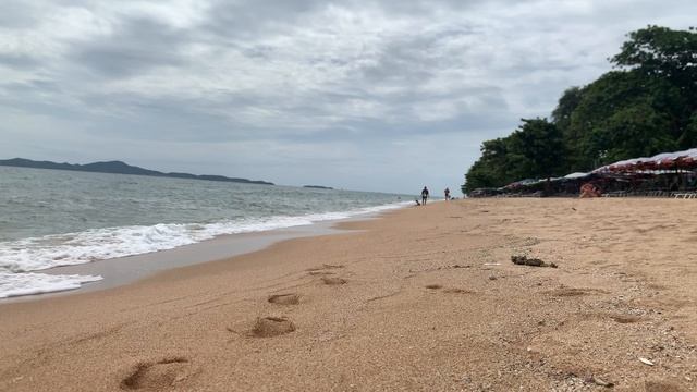 Волны на пляже Джомтьен в Паттайе, тай таиланд тайланд