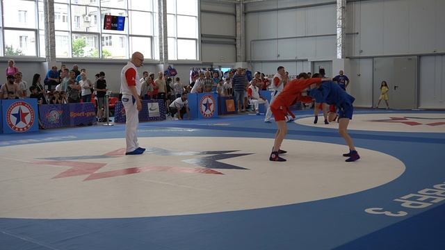Два представителя Московской школы самбо оспаривают выход в финал в весе 46 кг.