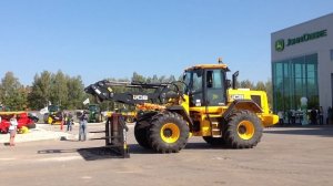 Демонстрация сельскохозяйственных погрузчиков JCB