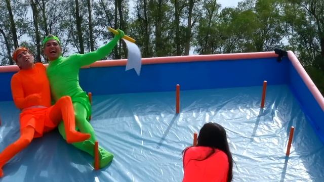 EL ULTIMO EN CAER DEL TOBOGAN RESBALADIZO GANA !! смотреть онлайн